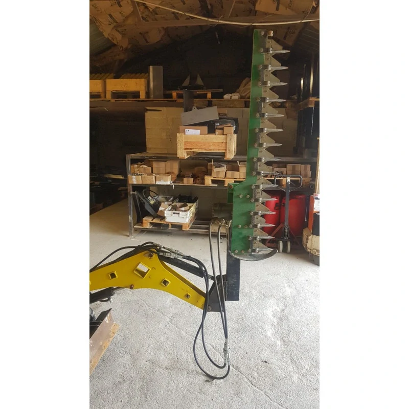 Nožnice na trávu, živé ploty pre minibager FENIX 400  .  Hydraulické rozšírenie / nadstavec pre mini-bager  Žací stroj B-120 AMD-Geo  Šírka rezu 120 cm  Rezy vetvy v priemere až 2 cm  Výška priamym rezom maximálne  3,5 m  výšky vodorovným rezom maximálne 