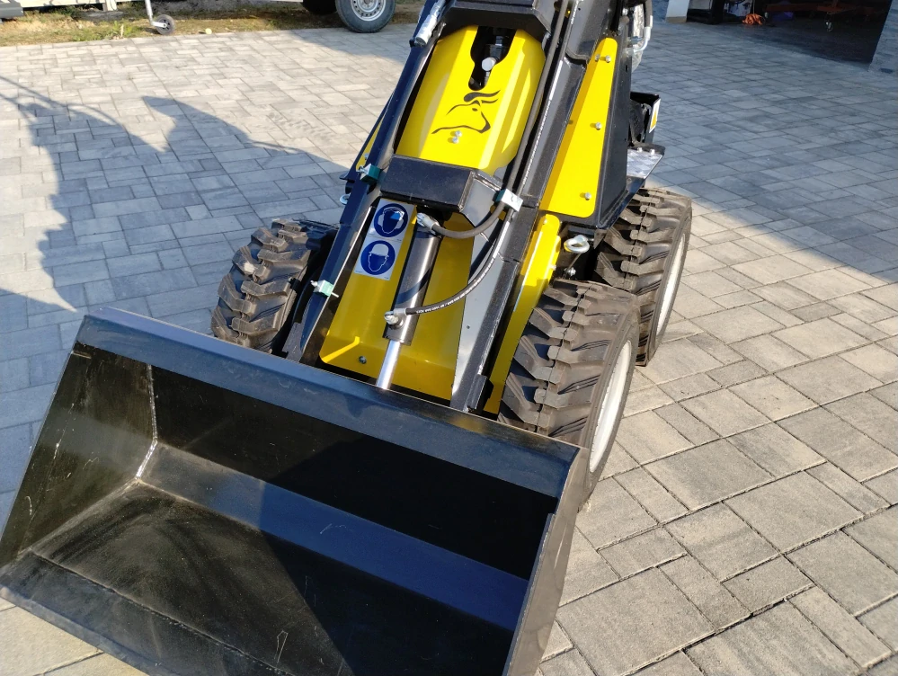 Mini nakladač TUR N520 14 HP elektrický štartér Briggs & Stratton široké kolesá traktor