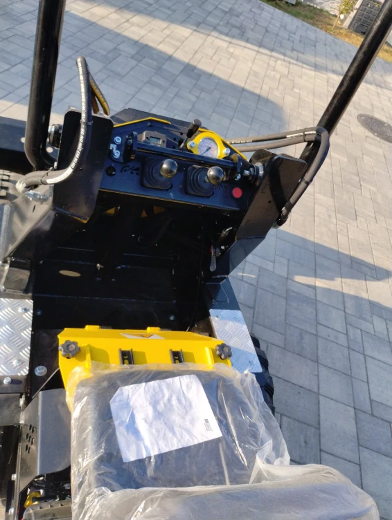 Mini nakladač TUR N520 14 HP elektrický štartér Briggs & Stratton široké kolesá traktor