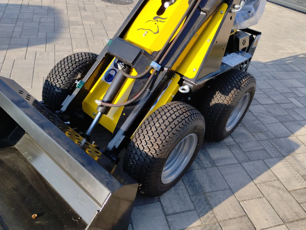 Mini nakladač TUR N520 14 HP elektrický štartér Briggs & Stratton široké kolesá