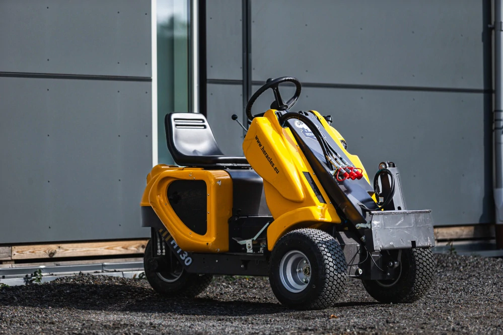 Troj kolesový mini-nakladač H130 3WD s pohonom 3 kolies